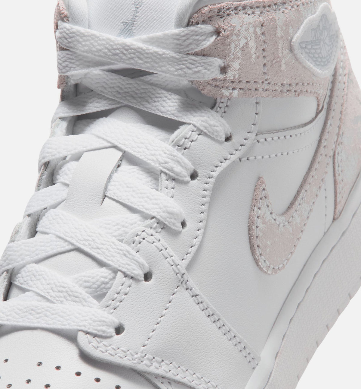 Air Jordan 1 Mid SE – Grade School Lifestyle Shoe (White/Field Silver)